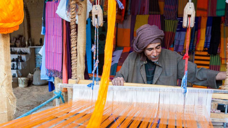 Egyptian weaver working on his loom | Richard I'Anson