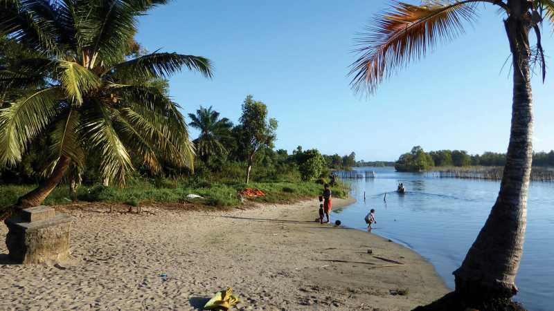 Sunny views down the Canal des Pangalanes | Ian Williams