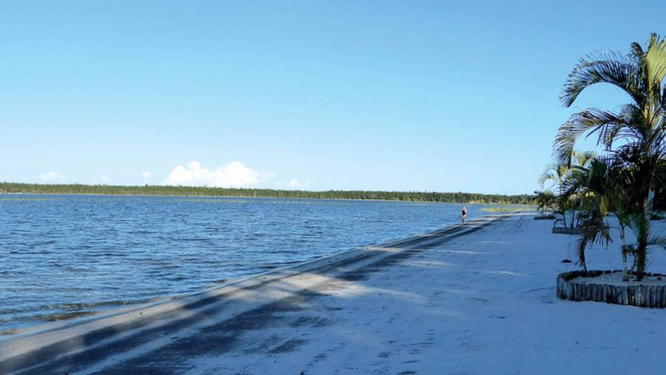 Sandy white beaches of Canal des Pangalanes | Ian Williams