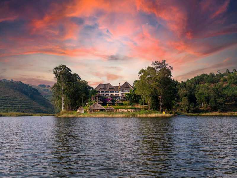 Lake Bunyonyi – Bird Nest Resort
Set on the shores of Lake Bunyonyi, this lodge provides a quieter stop within the journey, surrounded by steep hills and open water. You stay in comfortable rooms in a relaxed lakeside setting, offering time to rest after wildlife tracking and travel through Uganda’s national parks