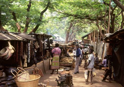 Browsing the crafts of the Zomba market&#160;-&#160;<i>Photo:&#160;Bruce Taylor</i>