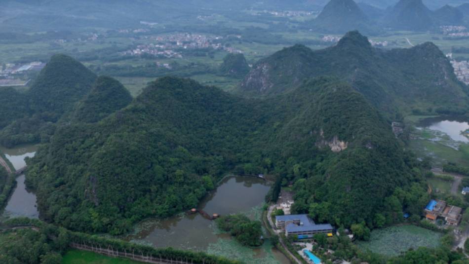 The limestone outcrops around Fengkai