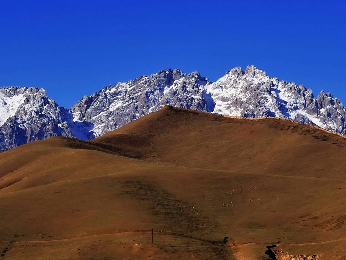 The Qilian Mountains form the border between Qinghai and Gansu provinces.