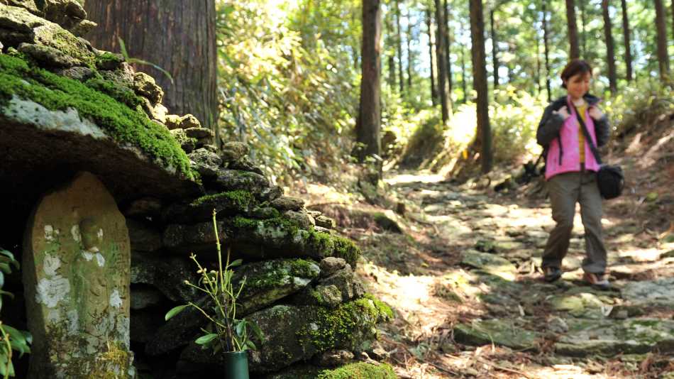 Sacred jizo watches over pilgrims on the Ogumotori-goe trail