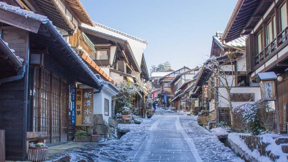 Snowy streets on our winter Nakasendo walk | World Expeditions