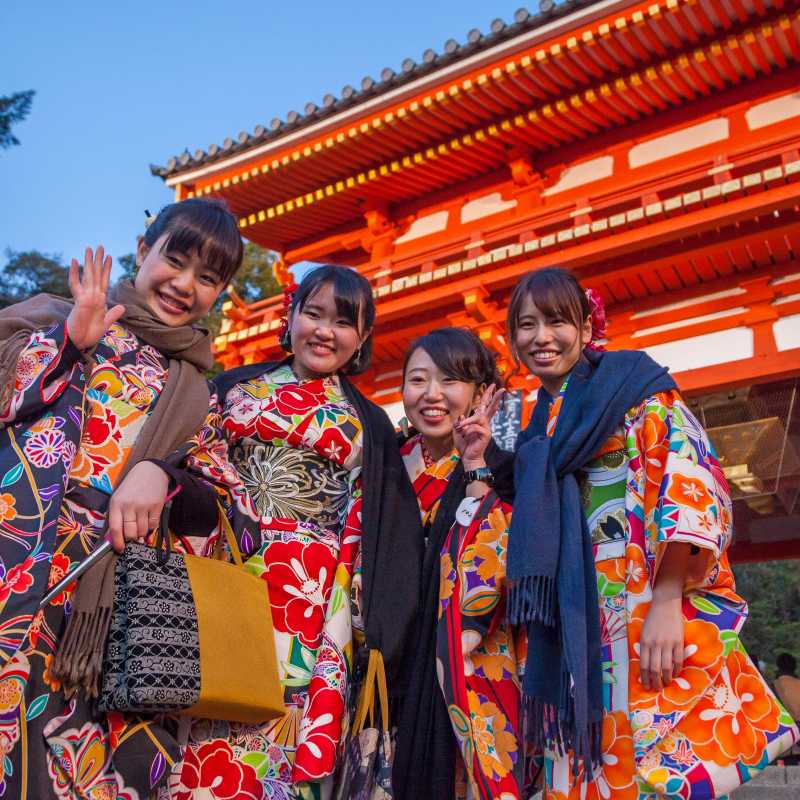 Girls in Kimonos at Yasaka Shrine, Kyoto | Felipe Romero Beltran