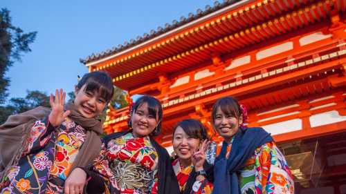 Girls in Kimonos at Yasaka Shrine, Kyoto | Felipe Romero Beltran
