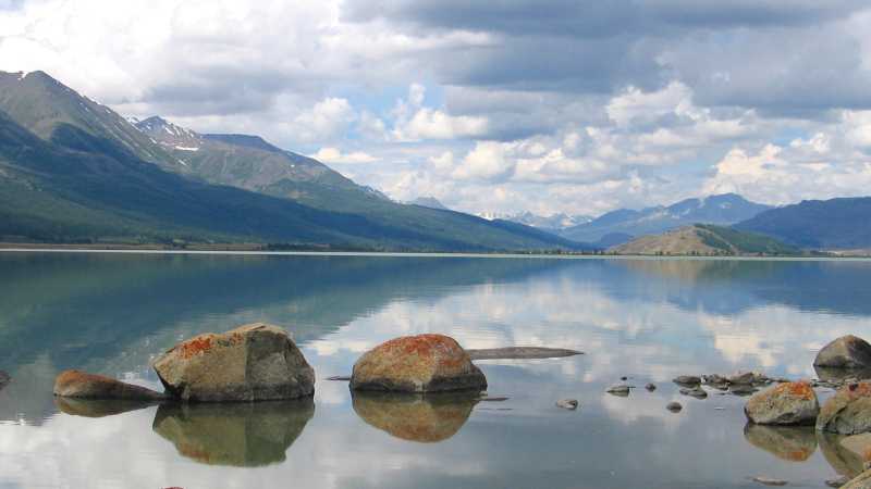 Unspoiled views of Khorton Nuur in the Altai Tavan Bogd National Park, Mongolia | Alan and Julie Marshall