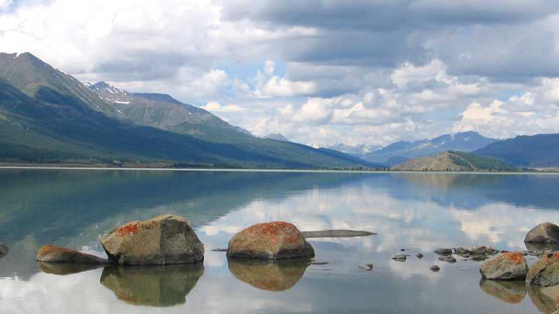Unspoiled views of Khorton Nuur in the Altai Tavan Bogd National Park, Mongolia | Alan and Julie Marshall