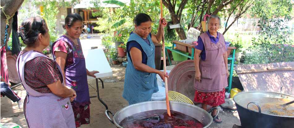 Supporting female weavers in Oaxaca