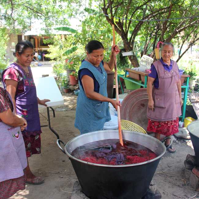 Supporting female weavers in Oaxaca