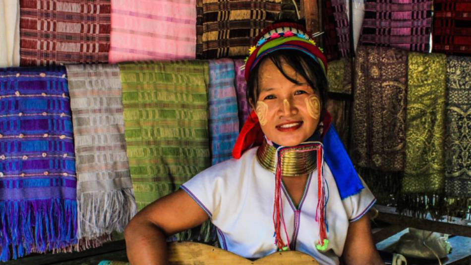 Local Karen women selling handicrafts