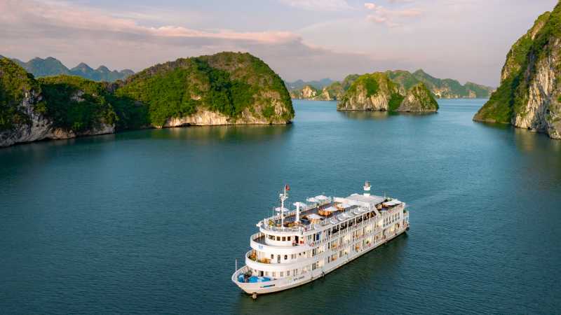 Cruise in comfort in Ha Long Bay
