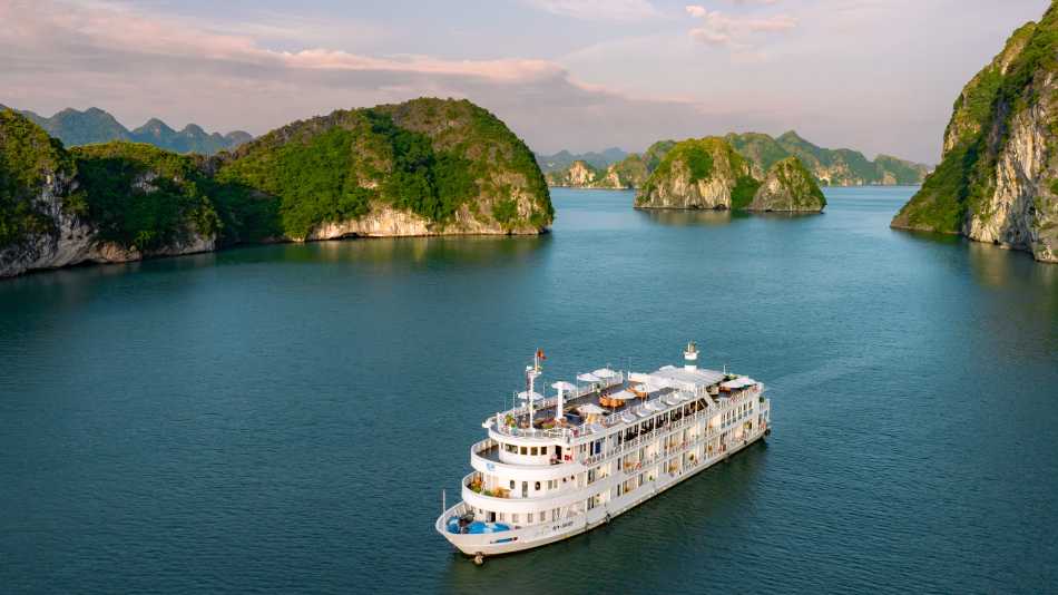Cruise in comfort in Ha Long Bay