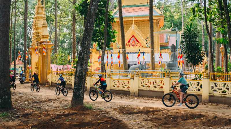 Exploring Ba Om Pond, an 800 years old Khmer architectural beauty