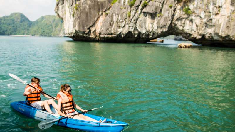 Ha Long Bay kayaking