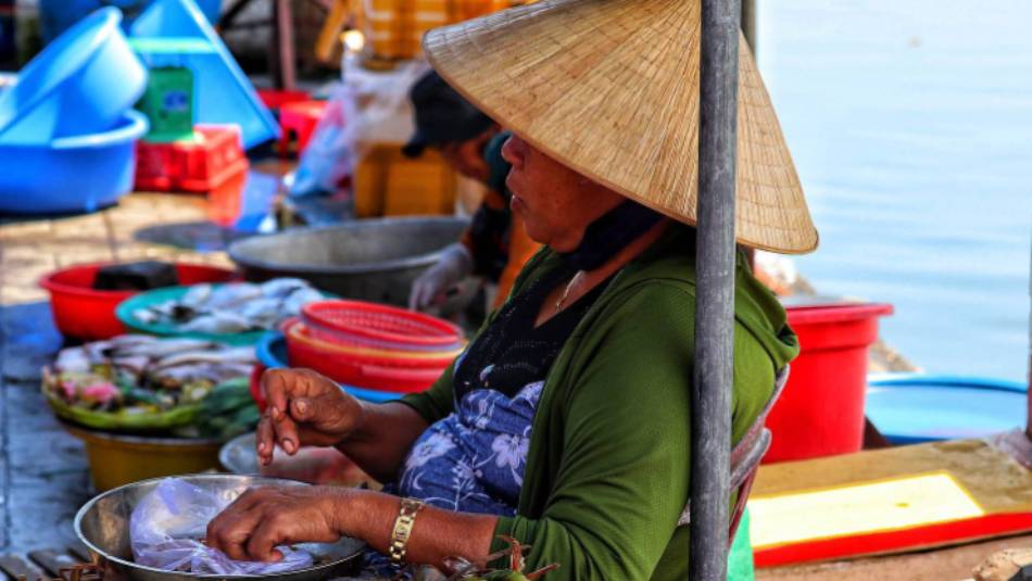 Hoi An crab seller