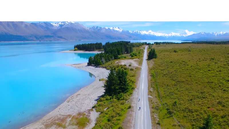 Cycling along the striking Lake Pukaki | Daniel Thour