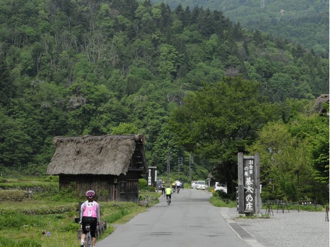 Heading into the hills on the Noto cycle tour |  <i>Kenichi Kawamura</i>