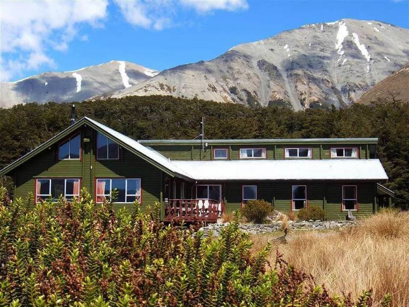 Historic ski lodge nestled under the towering Craigieburn mountains | Forest Lodge