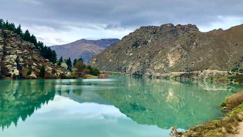 Stunning blue waters on the Lake Dunstan Trail | Lisa Jones
