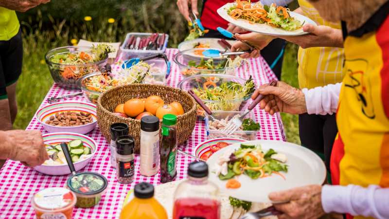 Picnic time on the trail | Lachlan Gardiner