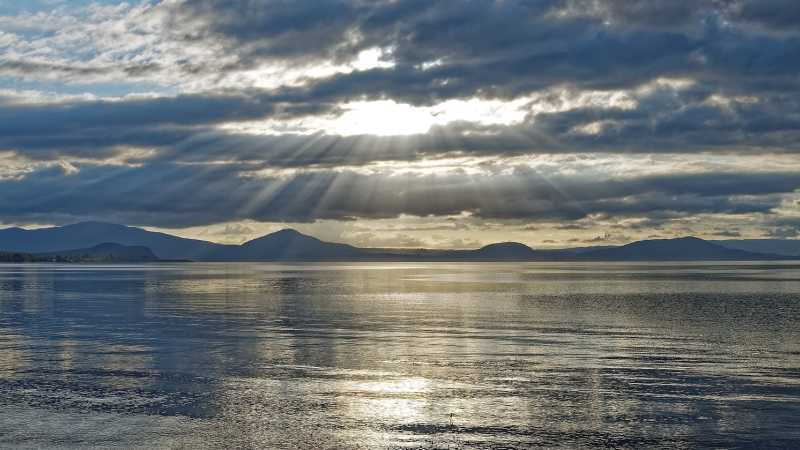 The vast expanse of Lake Taupo seen from the Great Lake Trail | Makalu