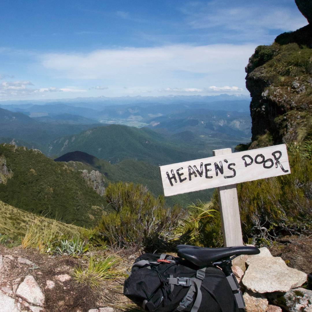 Hiking World's End: Sri Lanka's Overlooked Scenic Gem - Exploring Kiwis