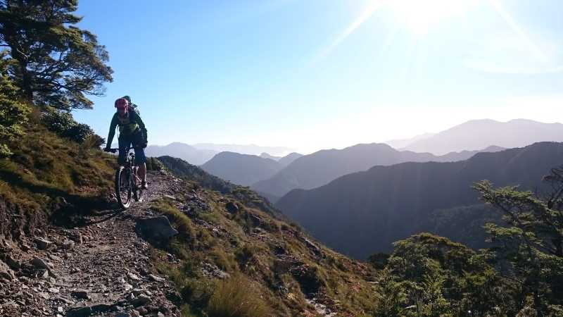 Sweeping singletrack along the tops | Alain Goerens