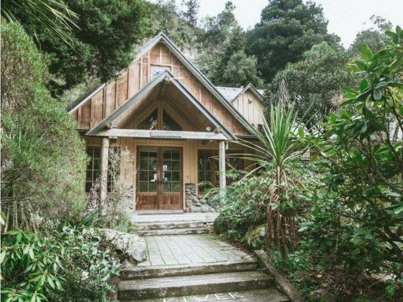 River Valley Lodge nestled under the Ruahine Ranges alongside the stunning Rangitikei River | River Valley Lodge