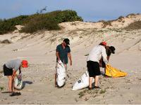 Cleaning up the beaches along the coast of Arnhem Land, community project trip NT |  <i>Gesine Cheung</i>