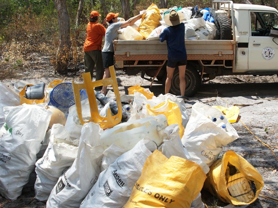 Garbage on Arnhem Land Community project -  Photo: Gesine Cheung