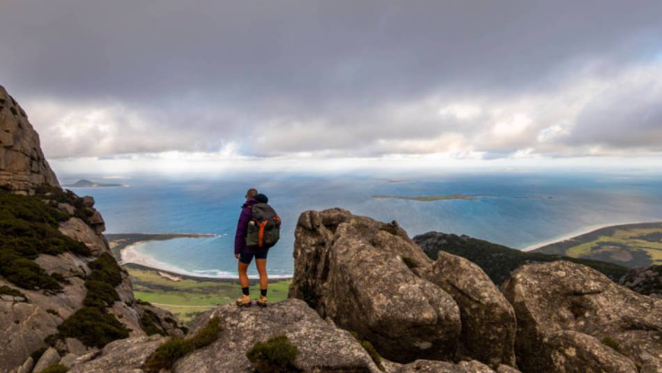 Hiking on Mt Strzelecki | Lachlan Gardiner