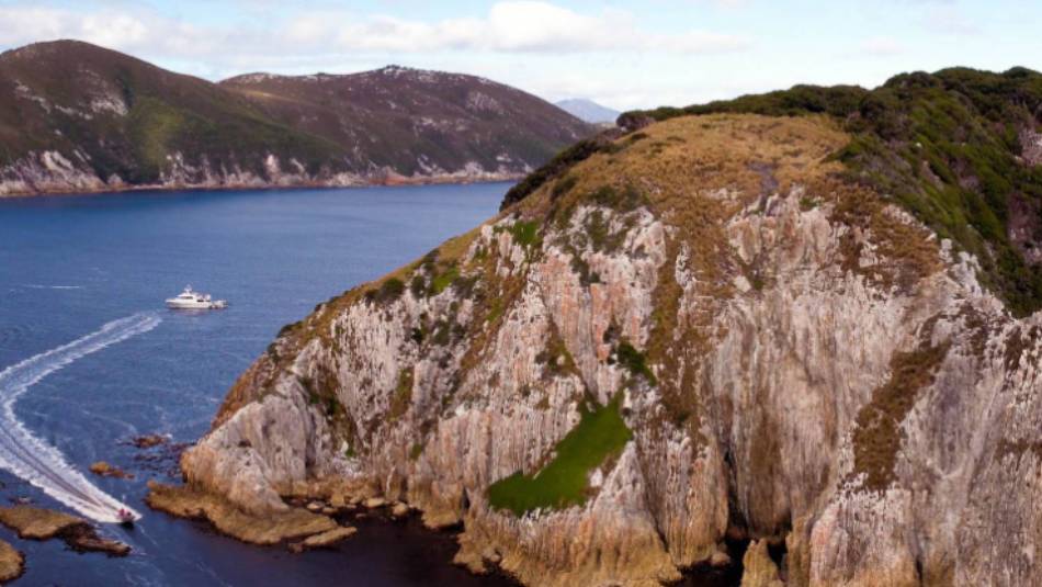 Tender excursion to the Breaksea Islands