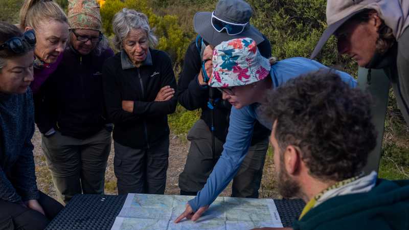 Guide brefing the group in the Walls of Jerusalem National Park | Benny Plunkett