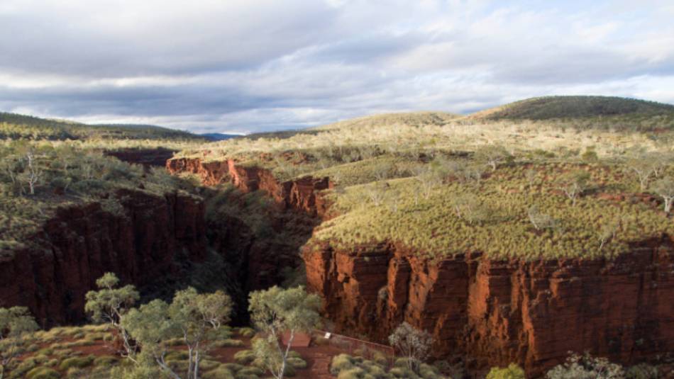 Wander down into ancient deep gorges of layered red rock at Karijini National Park | Tourism Western Australia
