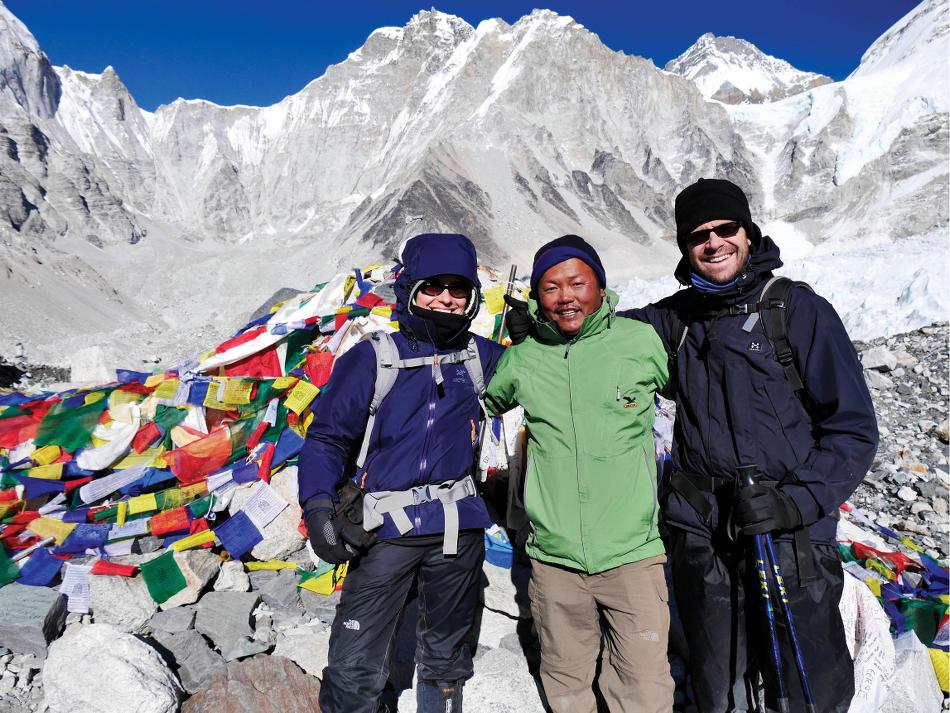 Local guide and trekkers smiling for photo -  Photo: Heike Krumm