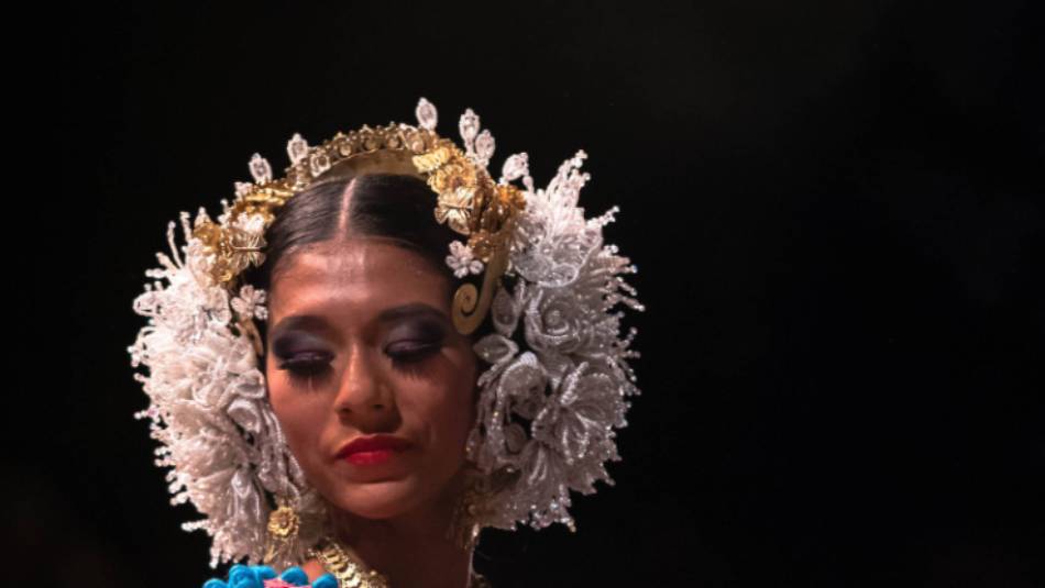 Traditionally dressed dancer in Panama | Atlantios