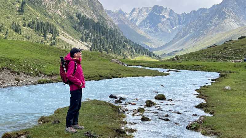 Trekker enjoys the beauty of the Tian Shan mountains, bubbling rivers and wild horses | SB