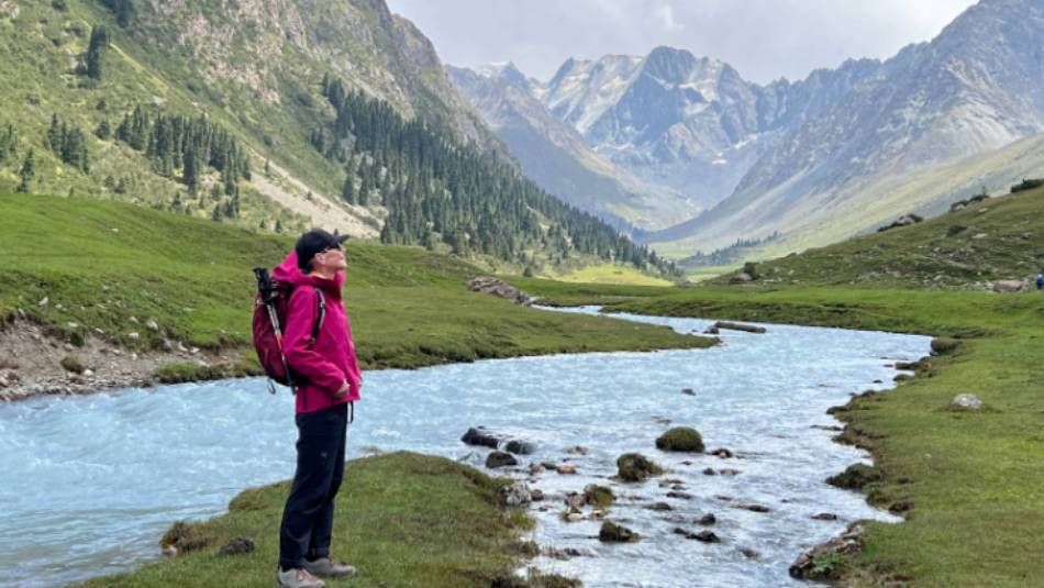 Trekker enjoys the beauty of the Tian Shan mountains, bubbling rivers and wild horses | SB