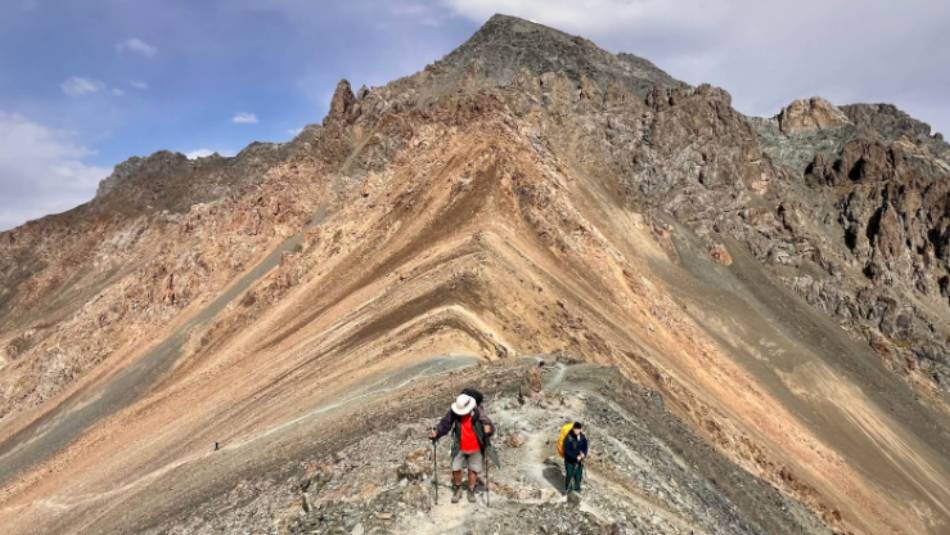 Trekkers on the ridge of Ala Kul Pass | SB