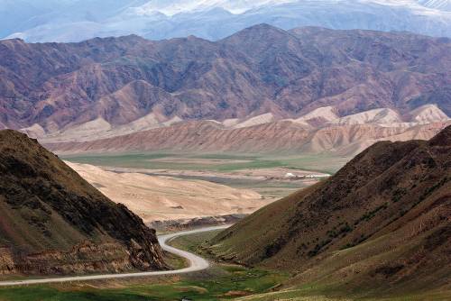 The road between Naryn and Bishkek winds its way through spectacular valleys&#160;-&#160;<i>Photo:&#160;Peter Walton</i>