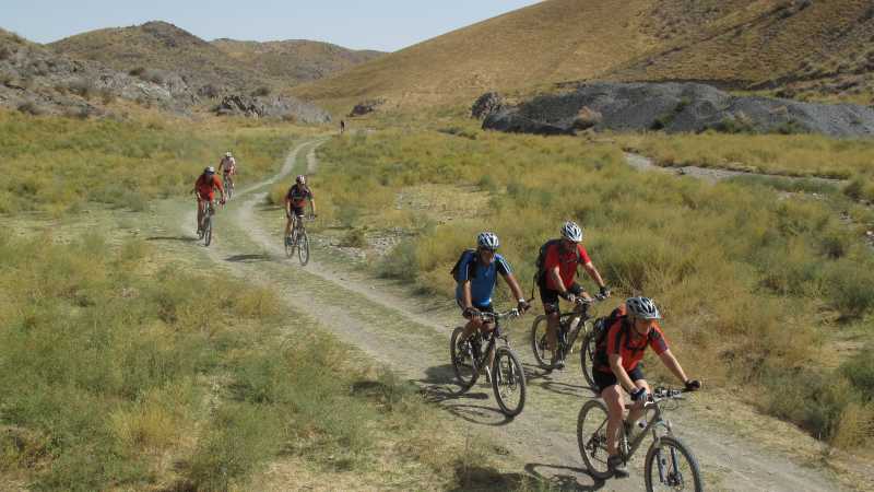 Sweeping trails on Uzbekistan by Bike