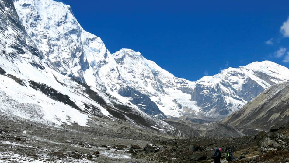 Icy mountain side while trekking towards Tashi Labsta | Ray Mustey