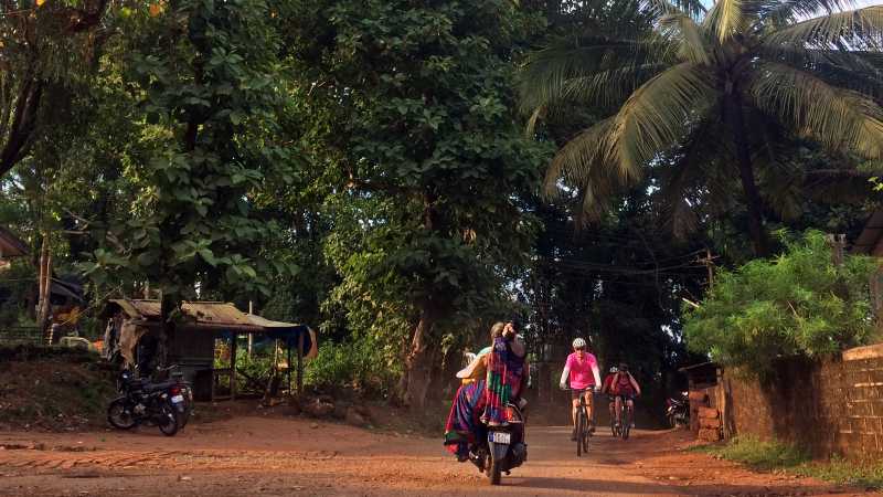 World Expeditions cyclists and an Indian couple on the quiet roads of India | Els van Veelen