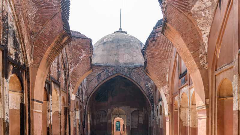 Katra Masjid Mosque, Murshidabad | shutterstock