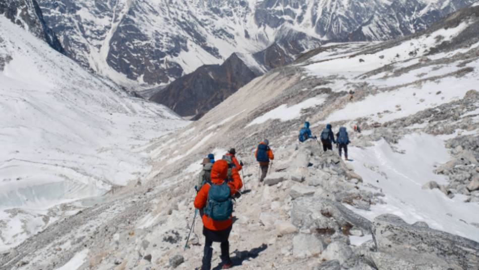 Trekkers on the Manaslu Circuit
