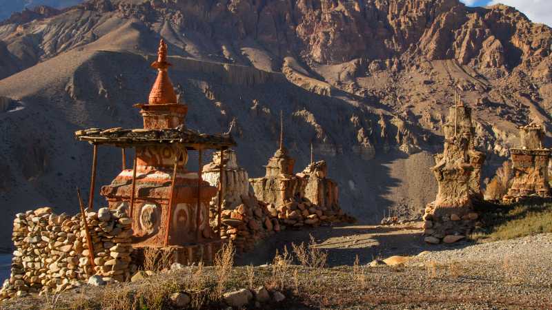 Chortens of Upper Mustang decorated with traditional red and white clay colours | Jean-Marie Hullot