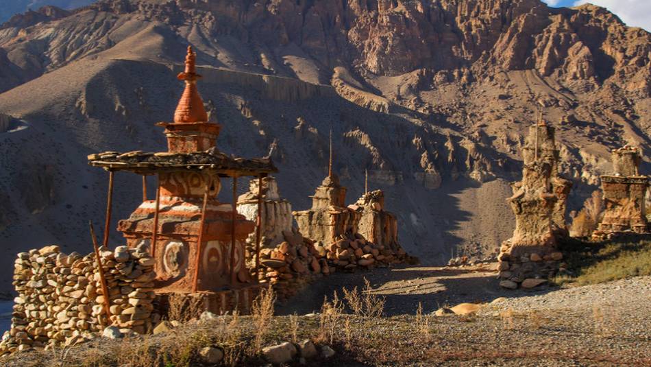 Chortens of Upper Mustang decorated with traditional red and white clay colours | Jean-Marie Hullot