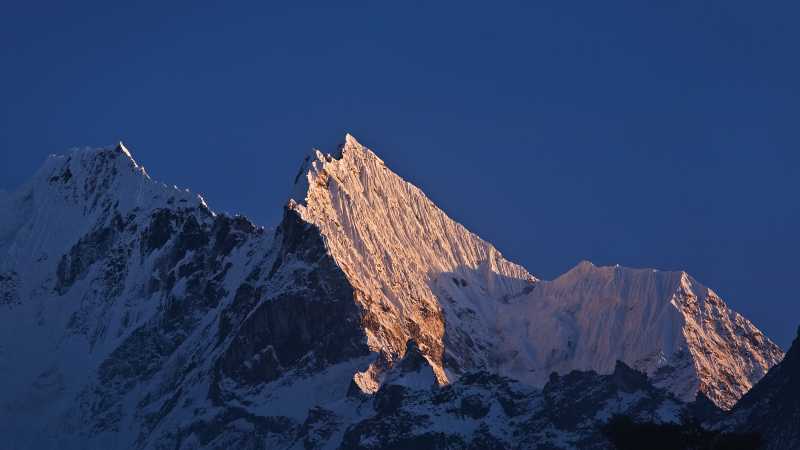 Stunning mountain views on the walk from Namche Bazaar to Thyangboche | Peter Walton